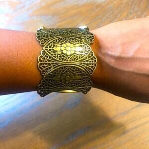 Francesca's Collections Expandable Gold Bracelet